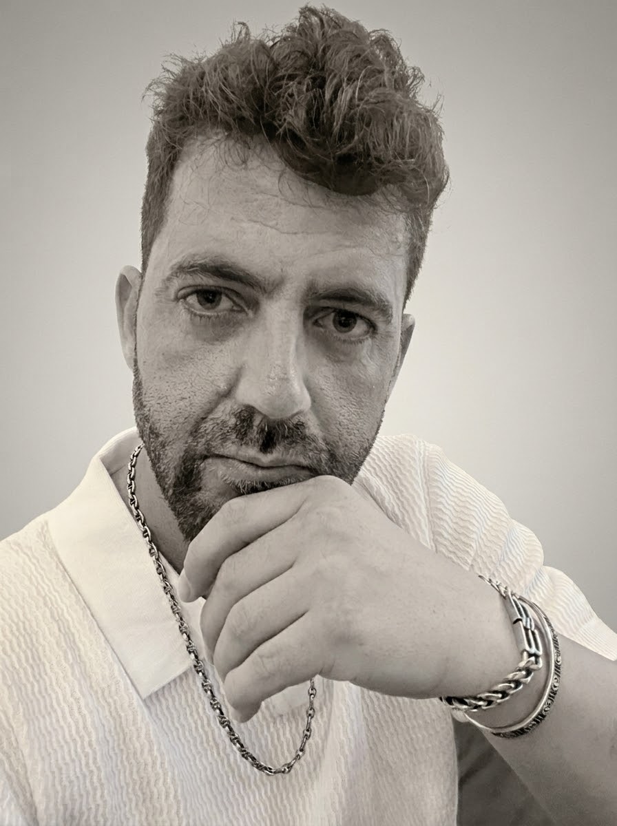 יוני לוי — דיוקן שחור־לבן